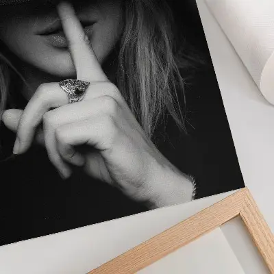 Wandposter mysterieuze figuur met hoed in zachte stilte