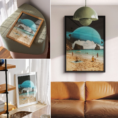 Decoratieve poster Strand met een planeet boven het wateroppervlak op een zonnige dag.