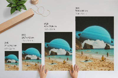 Decoratieve poster Strand met een planeet boven het wateroppervlak op een zonnige dag.