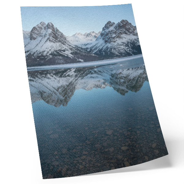 Decoratieve poster Symmetrische winterbergen weerspiegeld in het meer