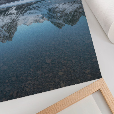 Decoratieve poster Symmetrische winterbergen weerspiegeld in het meer