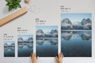 Decoratieve poster Symmetrische winterbergen weerspiegeld in het meer