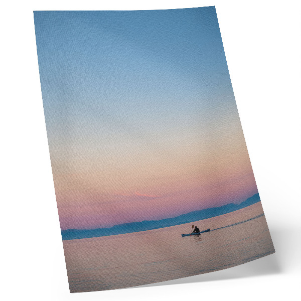 Poster Kajakken op een kalme zee in pastelkleuren.