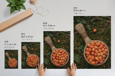 Wandposter Een houten schaal met bessen tegen een achtergrond van mos.