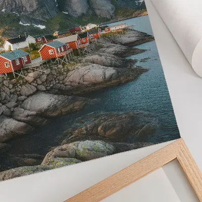 Poster met rode huizen aan een fjord in de bergen bij zonsondergang