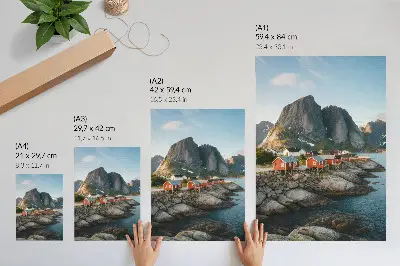 Poster met rode huizen aan een fjord in de bergen bij zonsondergang