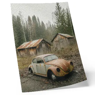 Decoratieve poster roestige auto bij een houten schuur in een groen bos