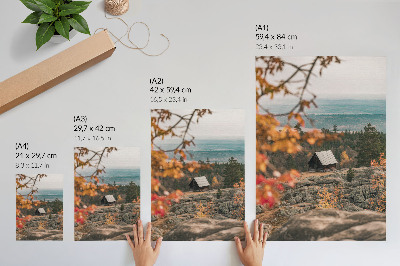 Wandposter Een huis op een rots tussen bomen in de herfst, vredige natuur.