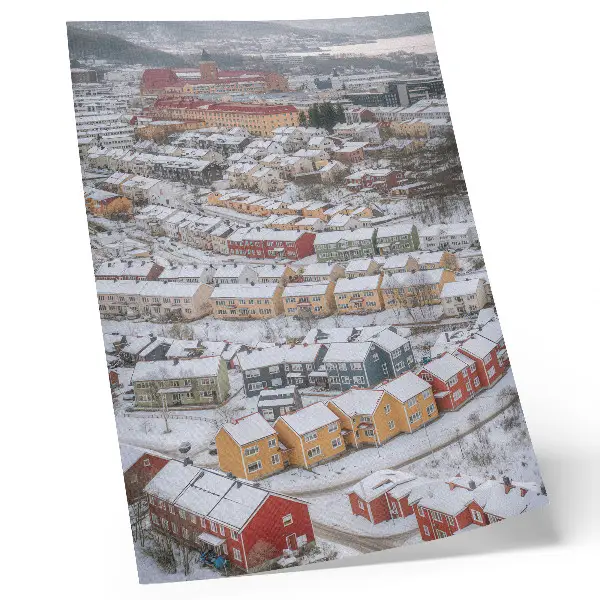 Poster met kleurrijke huizen in een winterlandschap met architectuur