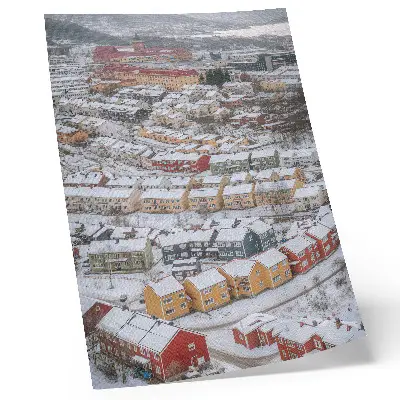 Poster met kleurrijke huizen in een winterlandschap met architectuur