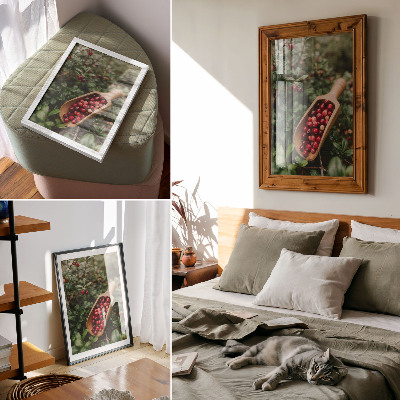 Wandposter Levendige kleuren van bladeren en fruit in een houten schep.