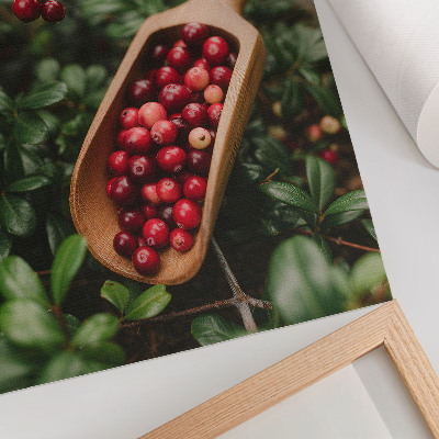 Wandposter Levendige kleuren van bladeren en fruit in een houten schep.