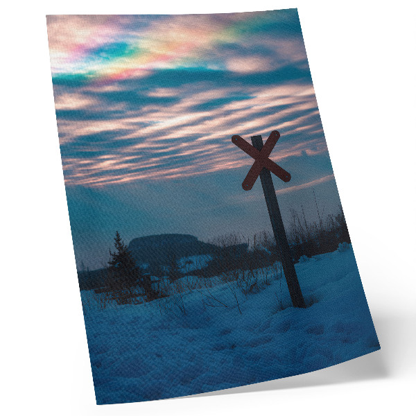 Poster Sfeervol winterlandschap, kleurrijke wolken, eenzaam bord