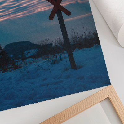 Poster Sfeervol winterlandschap, kleurrijke wolken, eenzaam bord