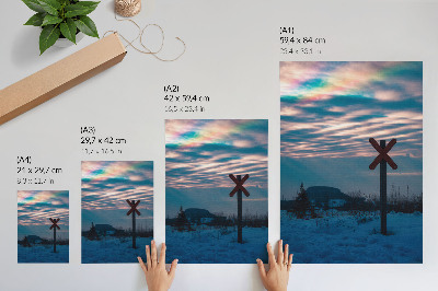 Poster Sfeervol winterlandschap, kleurrijke wolken, eenzaam bord