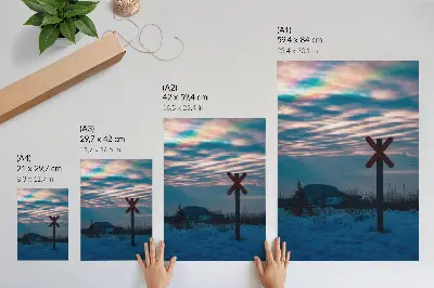 Poster sfeervol winterlandschap met kleurrijke wolken en een eenzaam bord