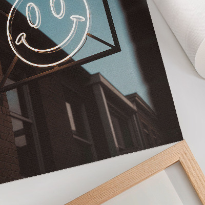 Wandposter Neon gezicht tegen een bakstenen muur