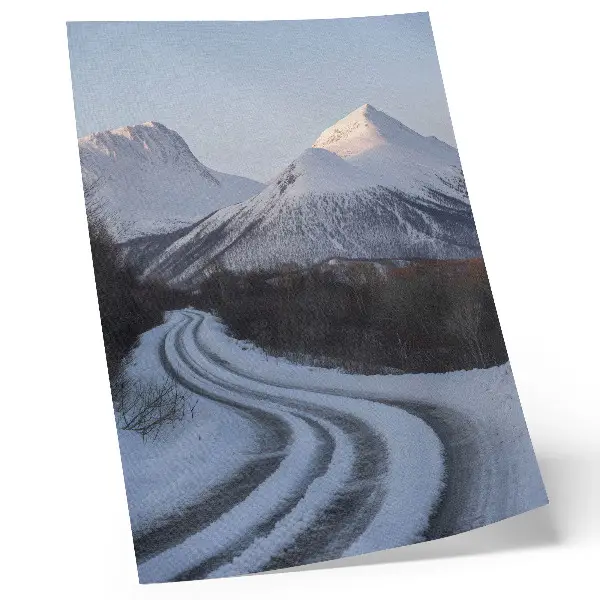 Decoratieve poster winterlandschap met bergen en wegbochten