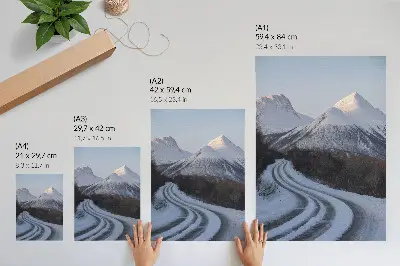 Decoratieve poster winterlandschap met bergen en wegbochten
