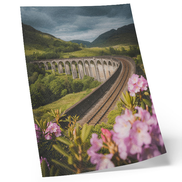 Decoratieve poster Stenen viaduct, groene heuvels, pastelkleurige bloemen