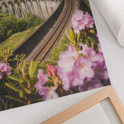 Decoratieve poster Stenen viaduct, groene heuvels, pastelkleurige bloemen