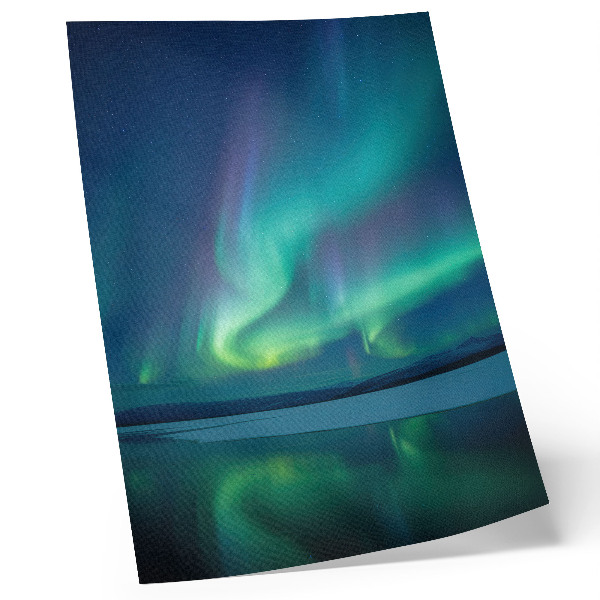 Wandposter Het noorderlicht tegen de achtergrond van de prachtige nachtelijke natuur.