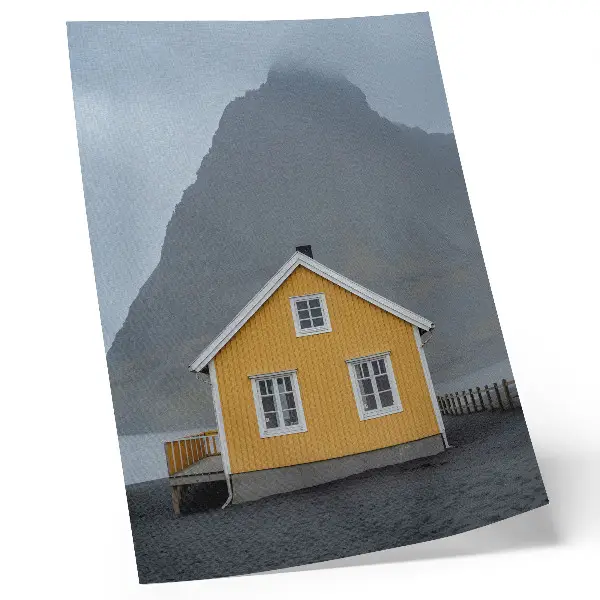 Poster minimalistisch ontwerp van een geel huis in de bergen