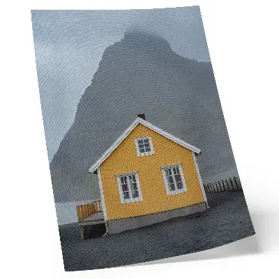 Poster minimalistisch ontwerp van een geel huis in de bergen