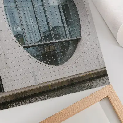 Poster futuristische gevel met strakke lijnen en een glazen constructie
