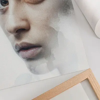 Poster met een teder gezicht en een mysterieuze, subtiele sfeer