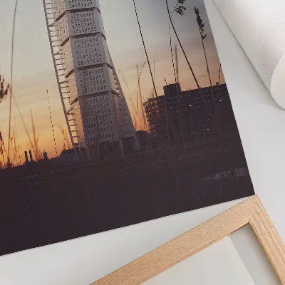 Poster wolkenkrabber in de ondergaande zon met moderne architectuur