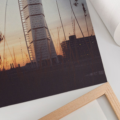 Poster Wolkenkrabber in de ondergaande zon, moderne architectuur