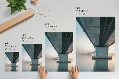 Wandposter met een minimalistische brug over het water in een moderne stijl