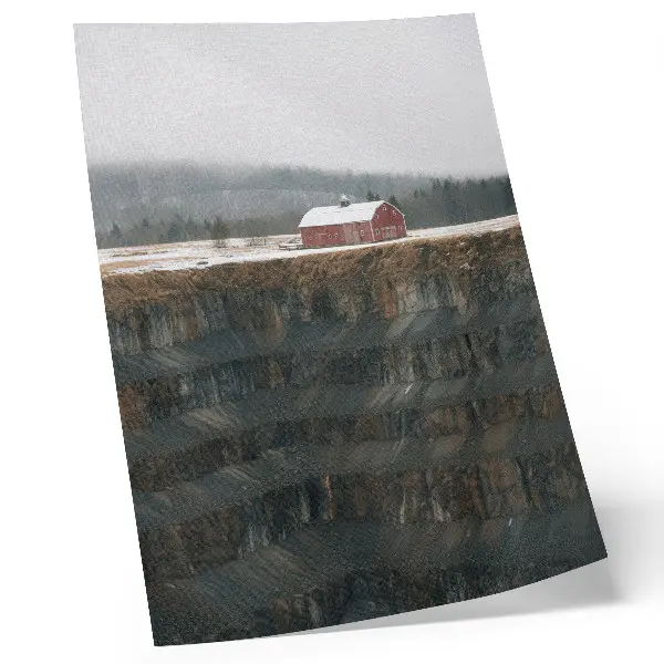 Poster schuur tegen de helling in een winters boslandschap met mist
