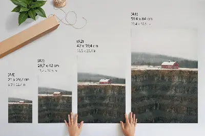 Poster schuur tegen de helling in een winters boslandschap met mist