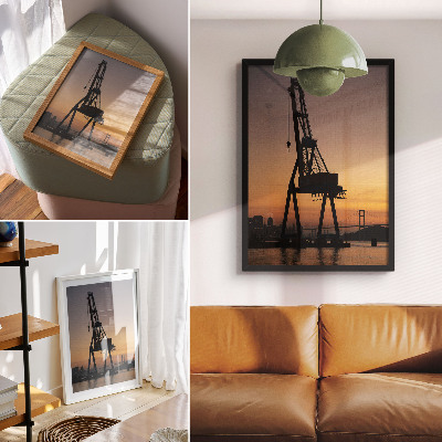 Wandposter Silhouet van een industriële kraan bij zonsondergang op een brug