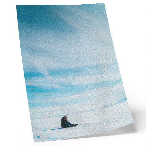 Wandposter Blauwe lucht boven de besneeuwde woestenij, stilte en ruimte