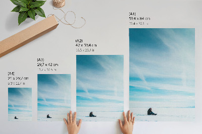 Wandposter Blauwe lucht boven de besneeuwde woestenij, stilte en ruimte