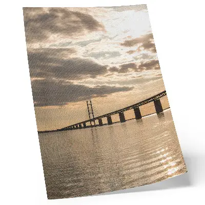 Poster brug over het water bij zonsondergang