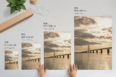 Poster brug over het water bij zonsondergang