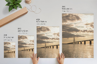 Poster Een brug over het water in het licht van de ondergaande zon.