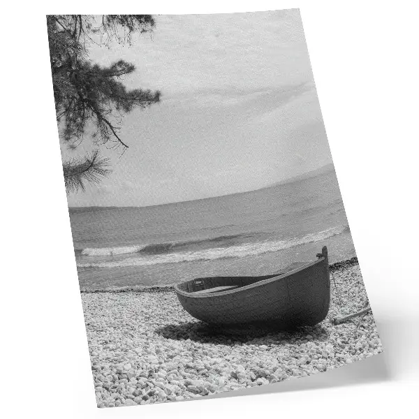 Wandposter met een boot op het strand, golven, lucht en een sfeer van harmonie en vrede