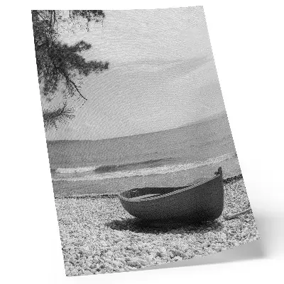 Wandposter met een boot op het strand, golven, lucht en een sfeer van harmonie en vrede