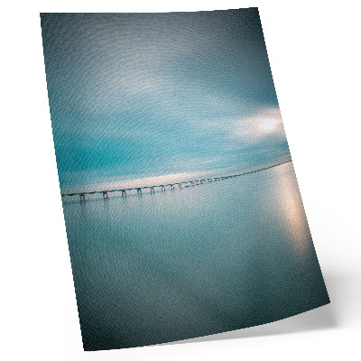 Decoratieve poster Een brug over kalm blauw water.