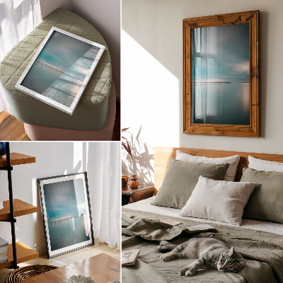 Decoratieve poster Een brug over kalm blauw water.