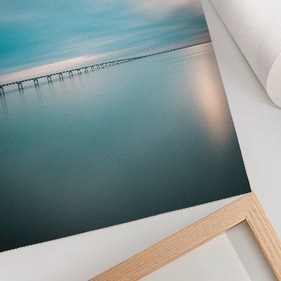 Decoratieve poster Een brug over kalm blauw water.