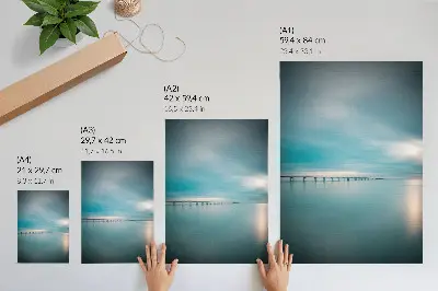 Decoratieve poster brug over kalm blauw water