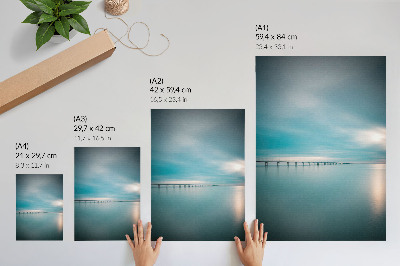 Decoratieve poster Een brug over kalm blauw water.