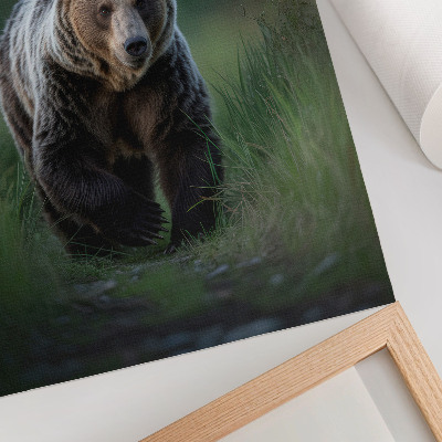 Poster Een trotse beer in een bosrijke omgeving.