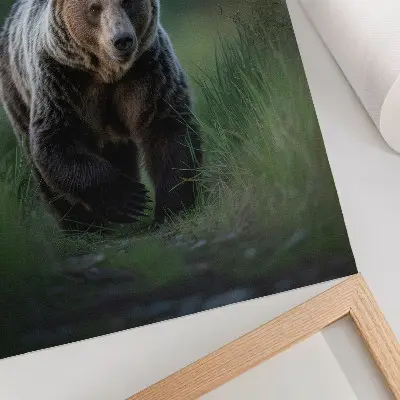 Poster met een trotse beer in een bosrijke omgeving